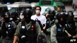 Activista detenido por la policía en Hong Kong