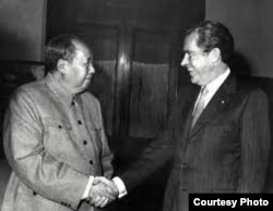 El dictador Mao Zedong y el presidente Richard Nixon estrechan alegres sus manos.