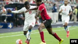 Liban Dairon Pérez, de Cuba, ante Mekeil Williams, de Trinidad y Tobago (i-d).