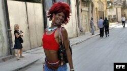 Un travesti posa en la Habana Vieja. Archivo.