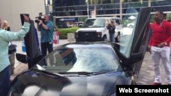Yoenis Céspedes (d) al lado de su Lamborghini Aventador.