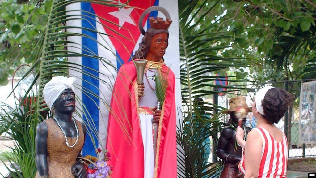 Cubanos rinden homenaje a la Virgen de Santa Bárbara, continuando con la tradición de hacerle una fiesta, ofrecerle ofrendas florales y pedir que conceda algún deseo al necesitado.