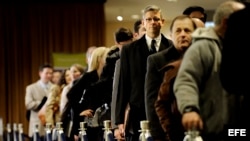 Un grupo de desempleados hace fila para hablar con personal de contrataciones durante una Feria del Trabajo en Nueva York, EEUU.