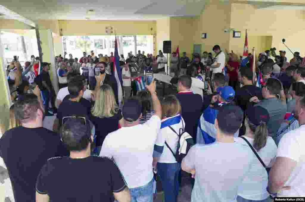 Eliécer Ávila afirmó que "en un momento en el que Venezuela, Nicaragua y otros países del mundo sufren transformaciones, los cubanos no podemos dar la espalda e ignorar, debemos insertarnos en esta ola de cambio y tratar por todos los medios de que Cuba también se democratice en este 2019".