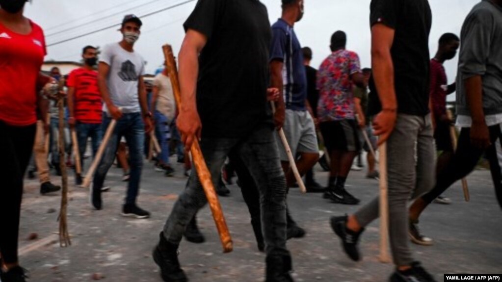 Jóvenes cubanos reclutados para reprimir a los manifestantes. 