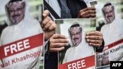 Manifestantes sostienen fotos del periodista saudí y colaborador del Washington Post Jamal Khashoggi. 