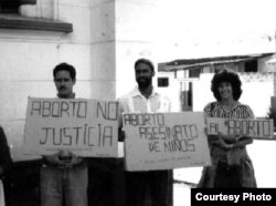 El Dr. Biscet (c) y sus compañeros de la Fundación Lawton protestan contra el aborto en enero de 1999.