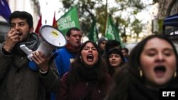 Protesta estudiantes en capital chilena finaliza con disturbios y detenidos