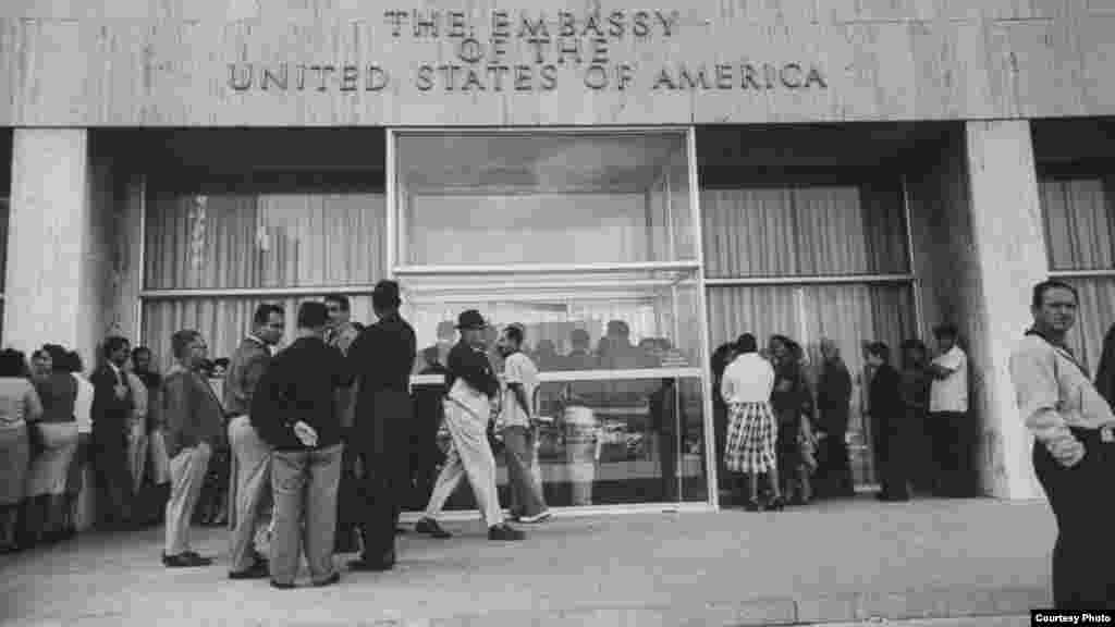 Cuando Estados Unidos anuncia el rompimiento de relaciones con Cuba, numerosos cubanos se acercan a la embajada en busca de visas.&nbsp;