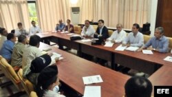 Los negociadores del gobierno de Colombia y de las FARC (de espaldas en la foto) dialogan en La Habana.