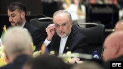 El ministro iraní de Exteriores, Ali-Akbar Salehi (centro) asiste a la ceremonia de inauguración de la Conferencia Internacional sobre la Situación Siria en Teherán (Irán) hoy, miércoles 29 de mayo de 2013.