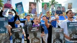Manifestantes sostienen fotografías de personas que murieron durante las protestas contra el gobierno del presidente nicaragüense Daniel Ortega. (Archivo)