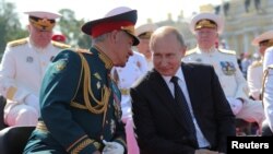 El Presidente ruso Vladimir Putin y el ministro de Defensa Sergei Shoigu.
