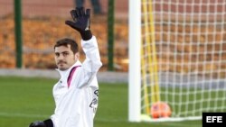 Fotografía de archivo del guardameta del Real Madrid, Iker Casillas, a quien el Oporto ofrece un contrato de dos años con opción a otro más y cinco millones de euros por temporada, según medios lusos.