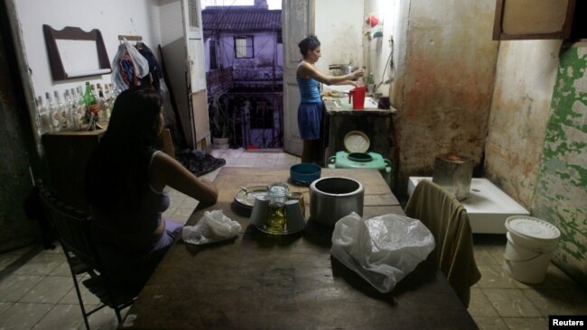 La hora de preparar la comida en una casa de La Habana Vieja. REUTERS/Claudia Daut