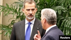 El Rey de España, Felipe VI, conversa con el gobernante cubano Miguel Díaz-Canel en el Palacio de la Revolución. 
