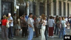 Cientos de cubanos frente a la embajada española en La Habana, Cuba.