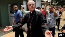 El obispo auxiliar de Managua, Silvio Báez, rodeado de periodistas tras conocerse la noticia de que el papa Francisco lo ha llamado a trasladarse a Roma.