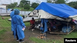 Personal médico en el campamento Las Lajas de Panamá. REUTERS/Abraham Teran