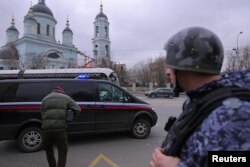 El vehículo en el que viaja el periodista de The Wall Street Journal Evan Gershkovich, detenido como sospechoso de espionaje, se aleja de un tribunal en Moscú. (REUTERS/Evgenia Novozhenina)