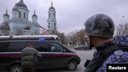 El vehículo en el que fue trasladado a prisión preventiva el reportero de The Wall Street Journal Evan Gershkovich, en Moscú. 