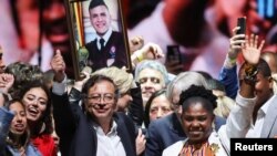 Gustavo Petro, el nuevo presidente de Colombia. A su lado, Francia Marquez, vicepresidenta. (Reuters/Luisa González).