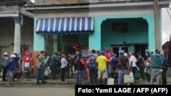 Una cola para comprar comida expone a los cubanos al contagio. (Yamil Lage / AFP).