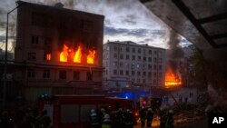 Un incendio provocado por un ataque ruso en Kyiv el 28 de abril de 2022. (AP Foto/Emilio Morenatti).