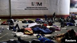 Migrantes duermen frente al centro de detención Siglo XXI mientras buscan visas humanitarias para cruzar el país y llegar a los EEUU, en Tapachula, el 11 de enero de 2023. REUTERS/Jacob García