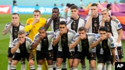 Jugadores del equipo de Alemania se tapan la boca con las manos durante una foto de equipo antes de su partido contra Japón en el Grupo E de la Copa Mundial. (AP Foto/Matthias Schrader).