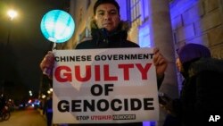 Un manifestante en Londres, frente a la Embajada de China, criticando los crímenes de lesa humanidad en Xinjiang, el 9 de diciembre de 2021. (AP Photo/Alberto Pezzali).