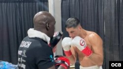 Anthony Martínez y su entrenador Yordenis Despaigne trabajan fuerte antes de la pelea en Miami. (Foto: ENG)