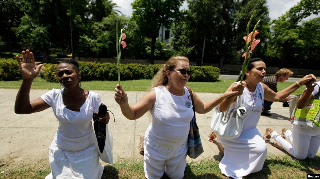 Laura Pollán (centro) y otras Damas de Blanco se manifiestan en la 5ta Avenida de Miramar, en La Habana, el 11 de julio de 2010, para pedir la libertad de los presos políticos. (REUTERS/Desmond Boylan)