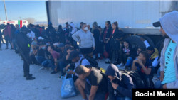 Entre los 82 migrantes cubanos encontrados en el tráiler había 12 menores de edad. Foto del reportero Milton Martínez @miltonandree de En vivo radio y Tv Coahuila.