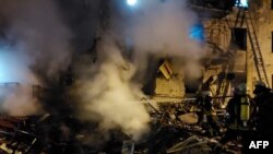 Bomberos luchan contra incendio provocado por bombardeos rusos a Kiev, capital de Ucrania. (AFP PHOTO / Ukraine Emergency Ministry press service / handout).