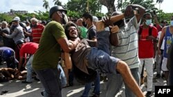 El joven Leonardo Romero Negrín siendo detenido por las protestas del 11J.
