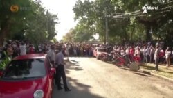 Info Martí | Demandando visas de tránsito, cubanos protestan frente a embajada de Panamá en La Habana