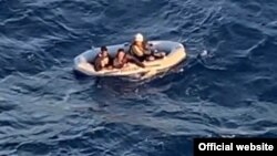 Un crucero alertó a guardacostas estadounidenses sobre el rescate de varias personas en una balsa, a unas 90 millas de Cayo Hueso, el 25 de febrero de 2021. (Foto: USCG)