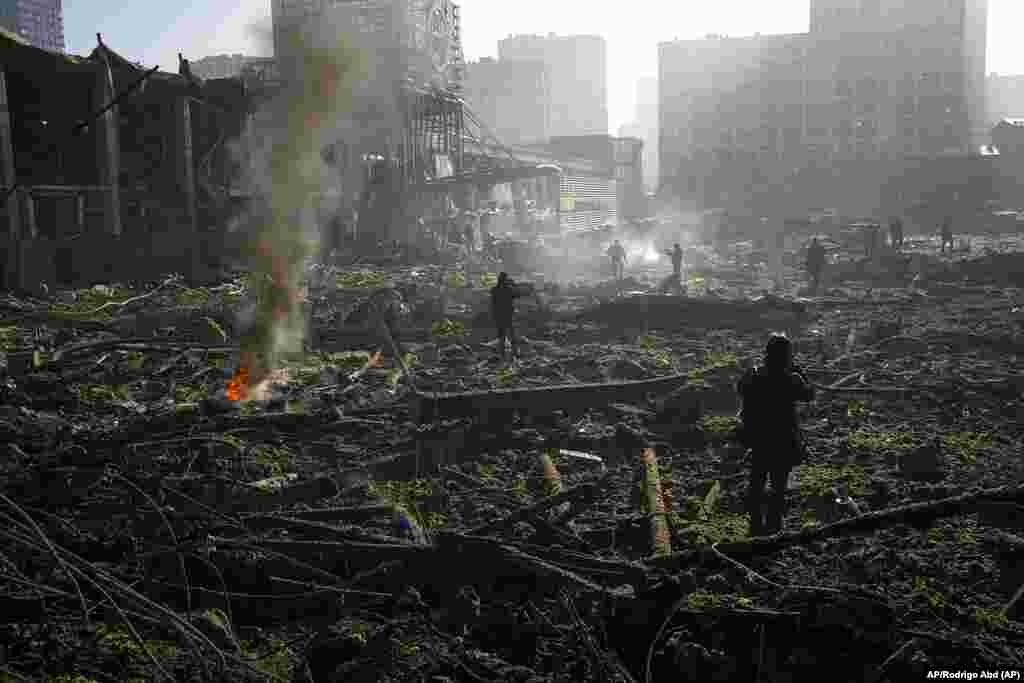 Una vista de la destrucción dejada por los bombardeos rusos en un centro comercial, en la capital ucraniana de Kyiv, este 21 de marzo. Foto: AP/Rodrigo Abd.