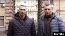 Vitali and Wladimir Klitschko anuncian la disposición de combatir por Ucrania.