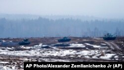 Vehículos blindados en el campo de entrenamiento de Osipovichi alimentando las preocupaciones occidentales de que Moscú podría usar el ejercicio para atacar a Ucrania desde el norte.