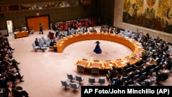El Consejo de Seguridad de Naciones Unidas realiza una reunión sobre la invasión de Rusia a Ucrania, el viernes 25 de febrero de 2022, en la sede de la ONU. (AP Foto/John Minchillo)