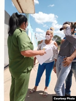 Las autoridades del penal de Granja 5, en Camagüey, explican a Reyna Yacnara Barreto y familiares los detalles de su ingreso a prisión. Cortesía de La Hora de Cuba.
