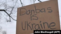 Un manifestante afirma que la región de Donbas es de Ucrania, no de Rusia. 