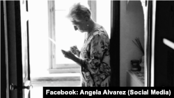 Angela Alvarez leyendo la letra de una de sus canciones.