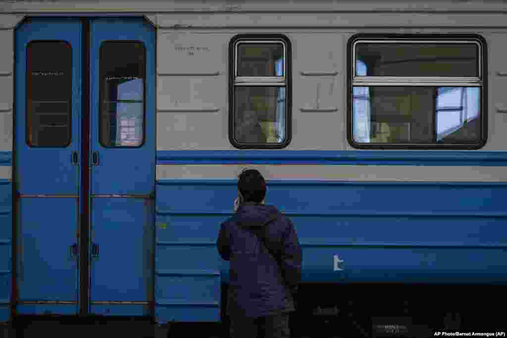 Una mujer ucraniana desplazada en un tren hacia Polonia se despide de familiares en Lviv, Ucrania. Foto: AP/Bernat Armangue.