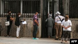 Cubanos hacen fila frente a la Embajada de EEUU en La Habana, el 2 de marzo de 2022. (YAMIL LAGE / AFP).
