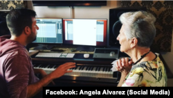 La cantante cubana Angela Alvarez grabando su disco.