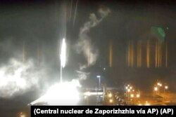 En esta imagen, tomada de un video distribuido por la central nuclear de Zaporizhzhia, se muestra un objeto brillando cayendo en los terrenos de la central nuclear en Enerhodar, Ucrania, el 4 de marzo de 2022.