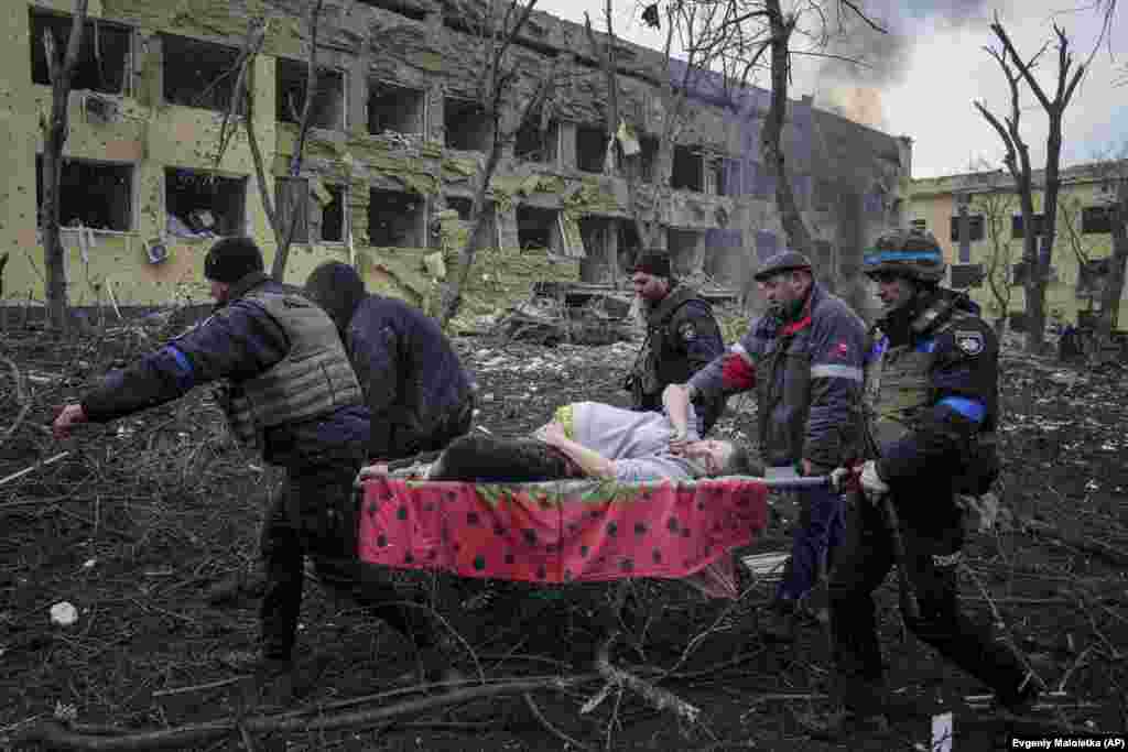 Personal de servicios de emergencia transportan en camilla a una embarazada herida por los bombardeos rusos en Mari&#250;pol, el 9 de marzo. El beb&#233; naci&#243; muerto y media hora despu&#233;s falleci&#243; la madre. 